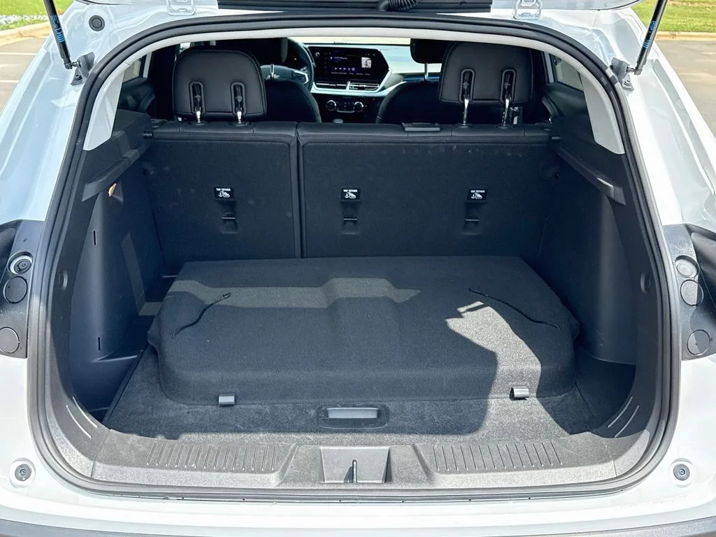 2025 Chevrolet Trax LT - Photo 28