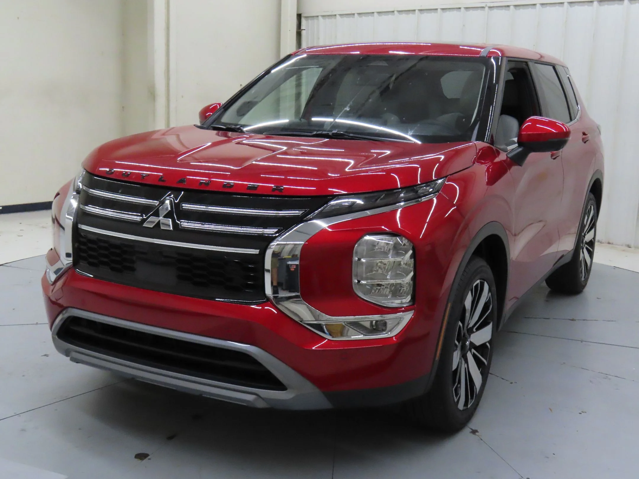 Used 2025 Red Mitsubishi SE image 8