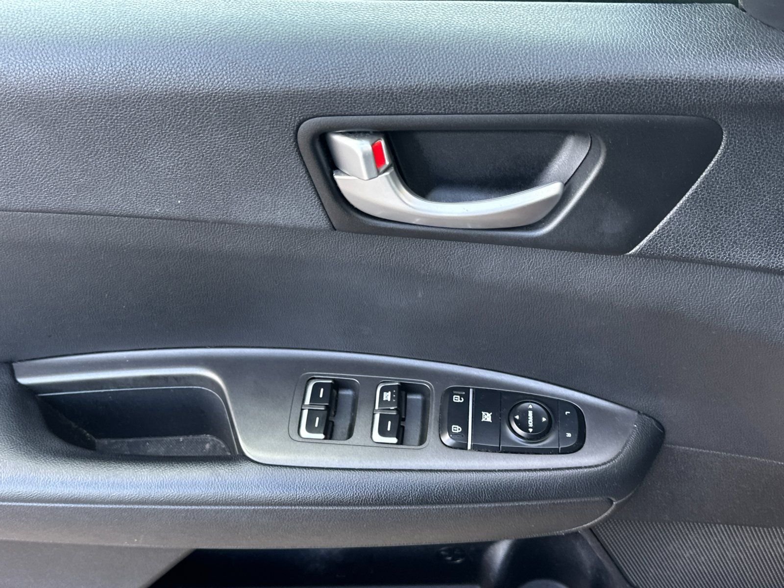 Used 2018 Sangria Kia LX image 9