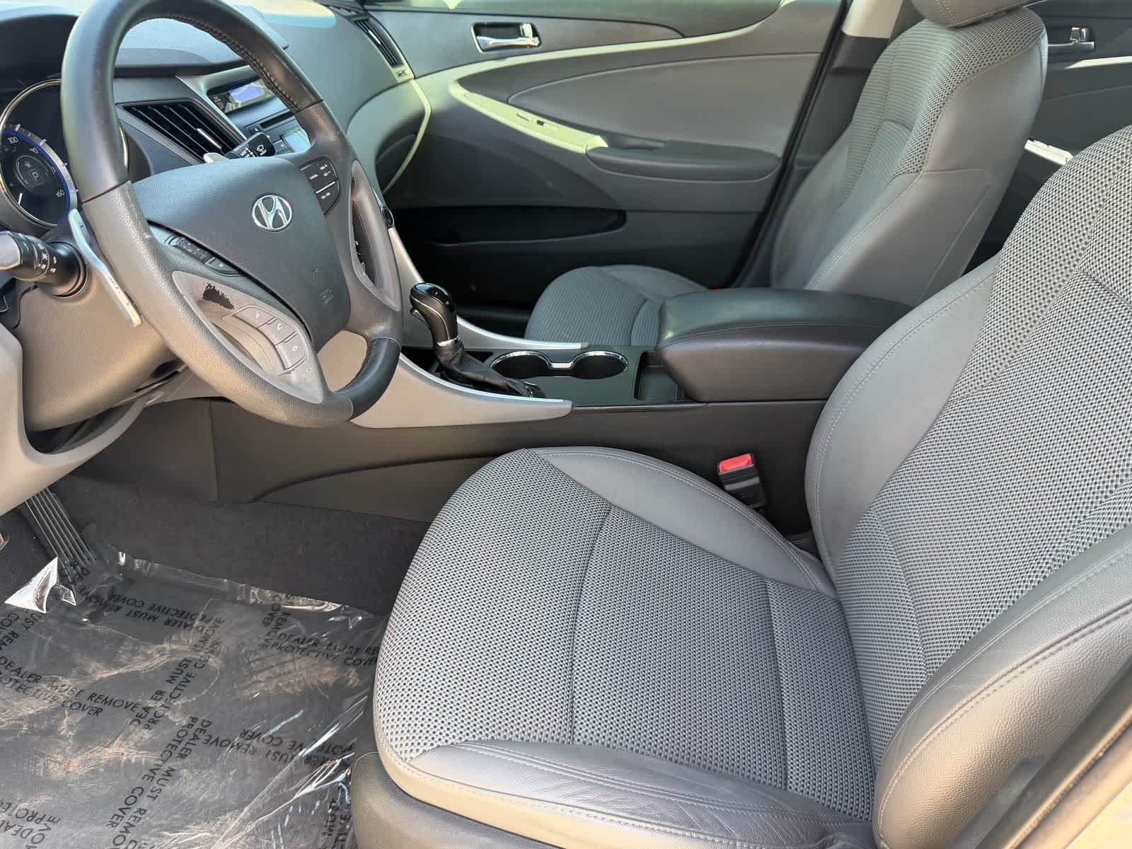 Used 2011 Radiant Silver Metallic Hyundai SE image 23