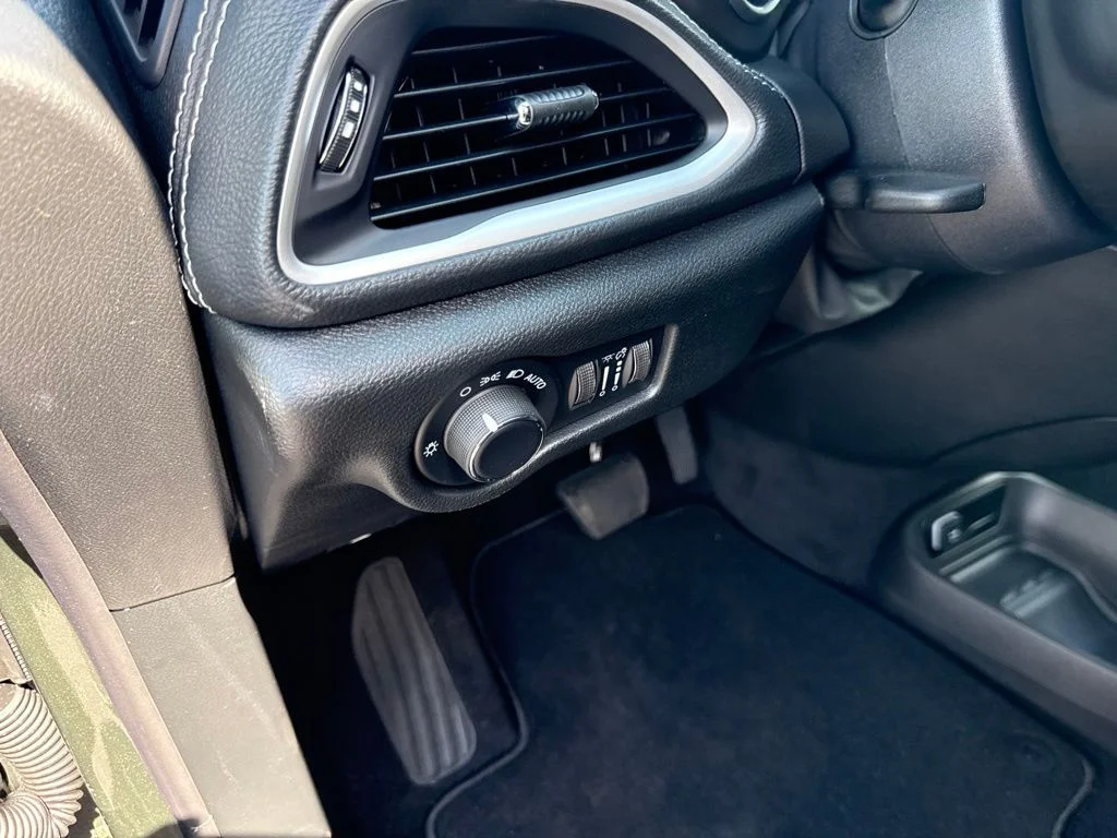New 2027 Olive Green Pearl-Coat Exterior Paint Chrysler Select image 20
