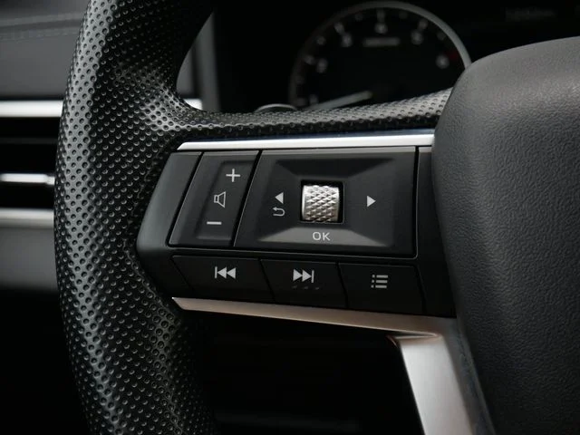 Used 2023 White Diamond Mitsubishi ES image 17