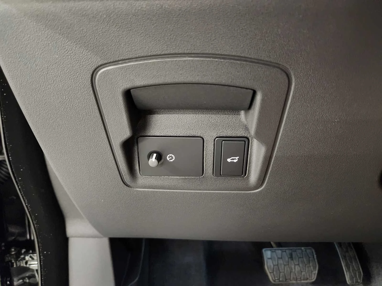 New 2026 Santorini Black Metallic Land Rover S image 35