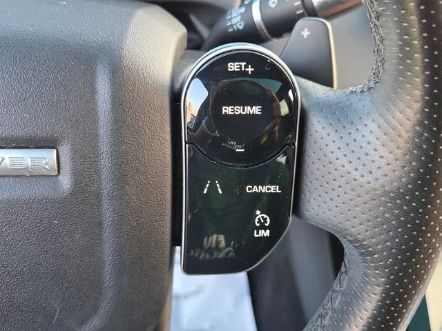 Used 2020  Land Rover R-Dynamic SE image 24