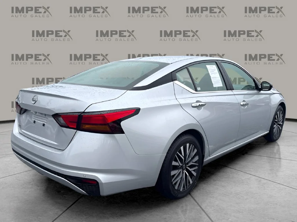 Used 2025 Silver Nissan 2.5 SV image 5
