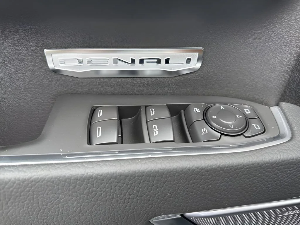 Used 2026 Onyx Black GMC Denali image 29