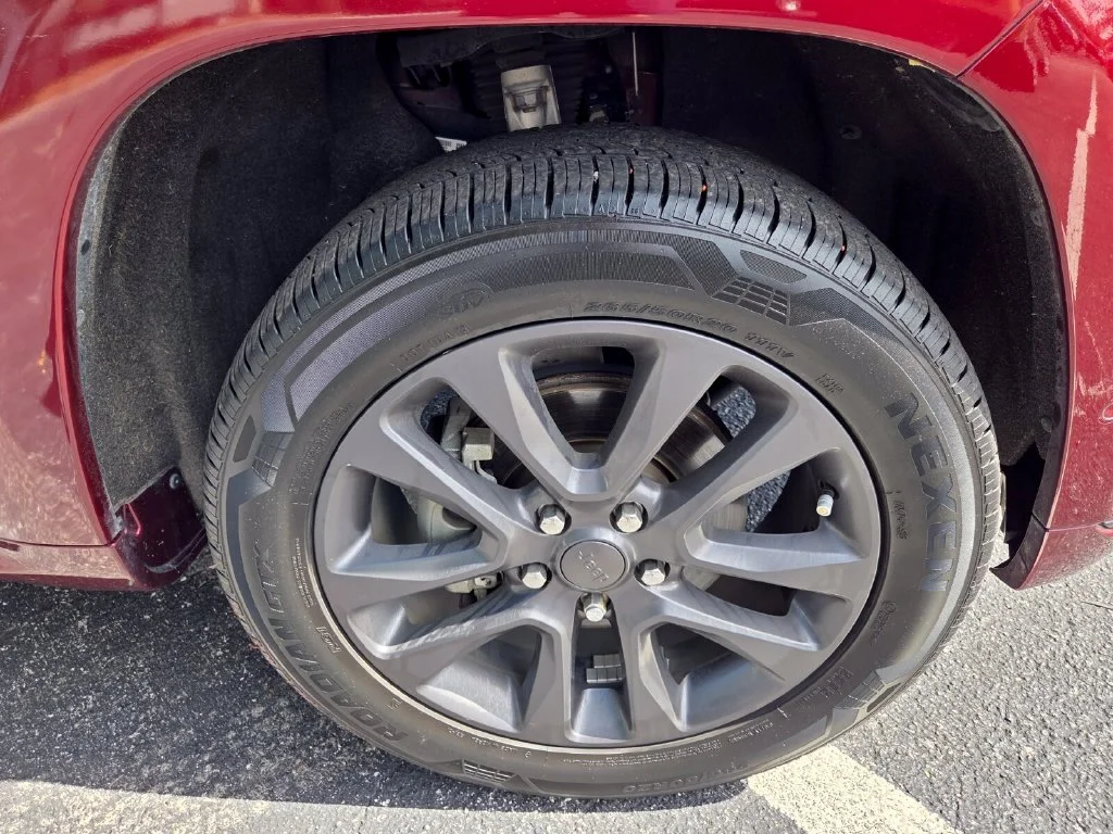 Used 2018 Red Jeep High Altitude image 21