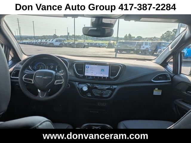 2025 Chrysler Pacifica Select - Photo 13
