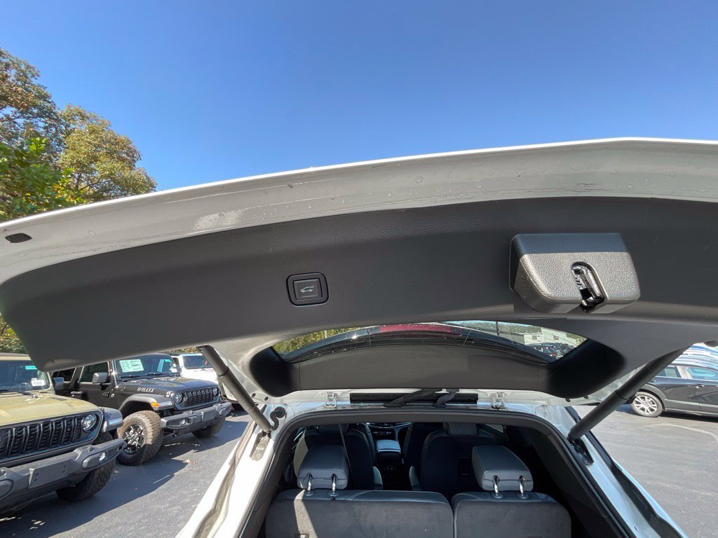 Used 2023 White Buick Essence image 28