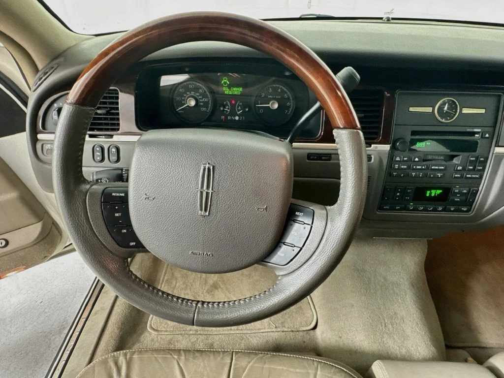 Used 2007 White Lincoln Signature image 11
