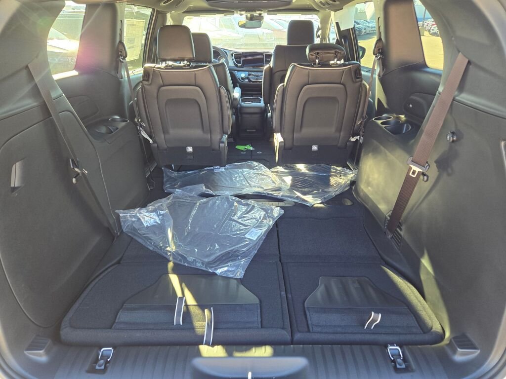 2026 Chrysler Pacifica Limited - Photo 14