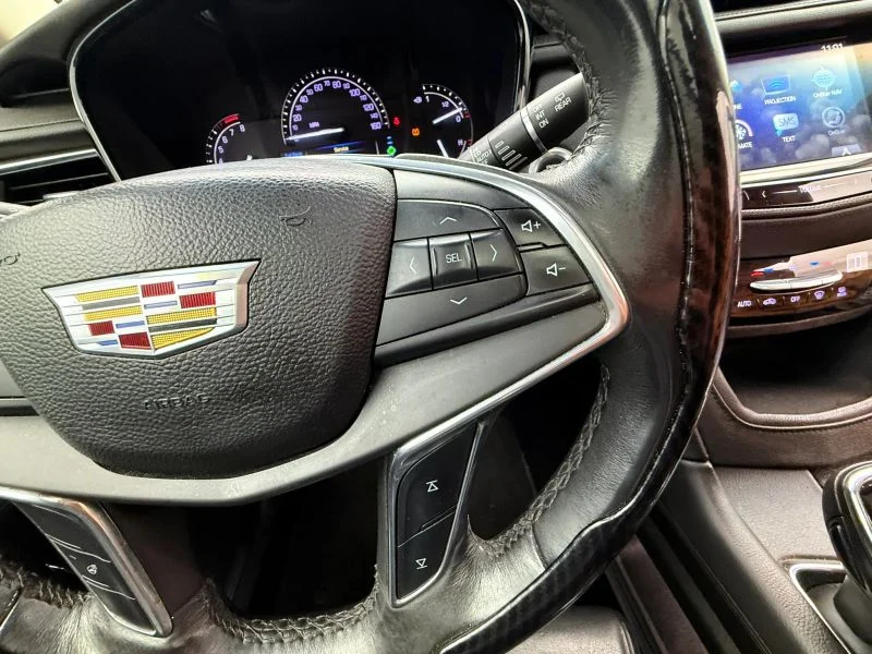 Used 2017  Cadillac Luxury Sport Utility 4D image 18