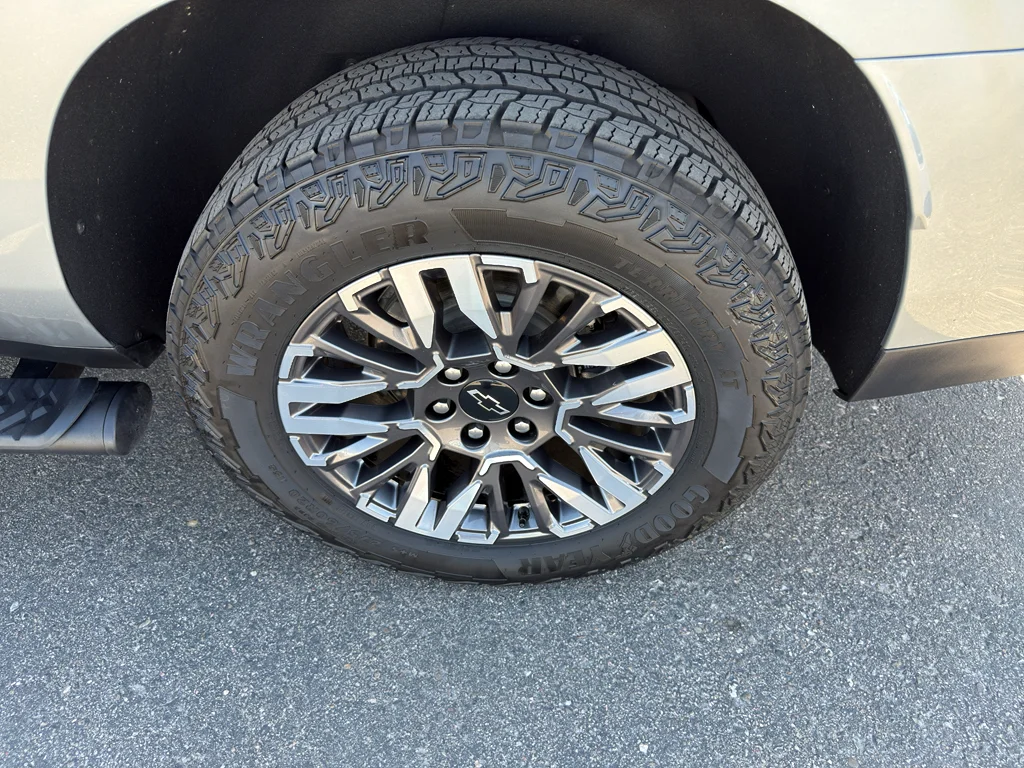 Used 2025 Gray Chevrolet Z71 image 36