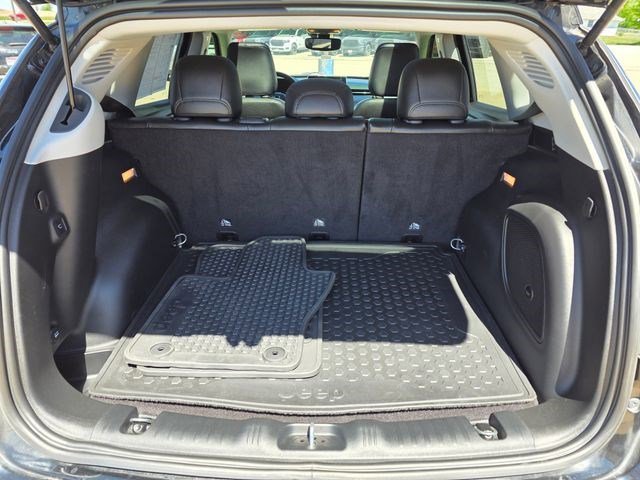 Certified Used 2022 Diamond Black Crystal Pearlcoat Jeep Latitude image 9