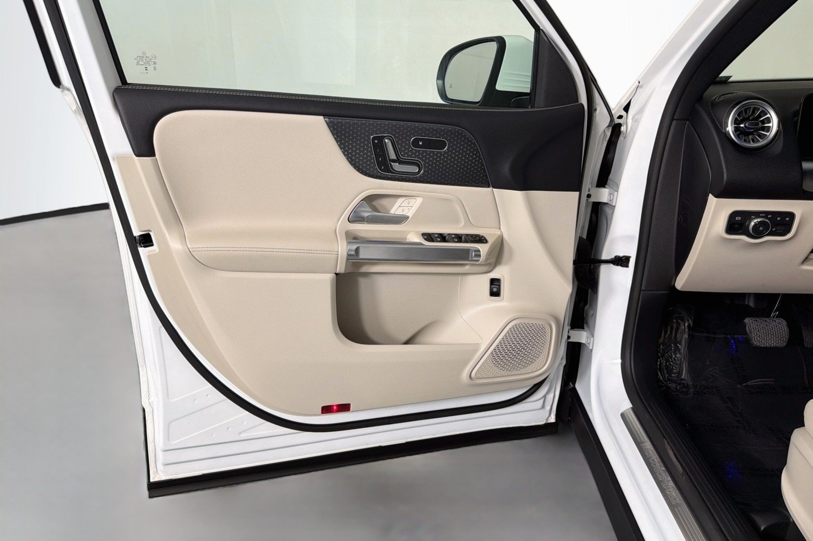 Used 2025 Polar White Mercedes-Benz GLB 250 image 22