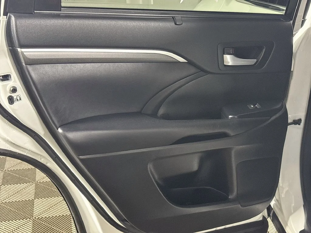 Used 2017 White Toyota SE image 19