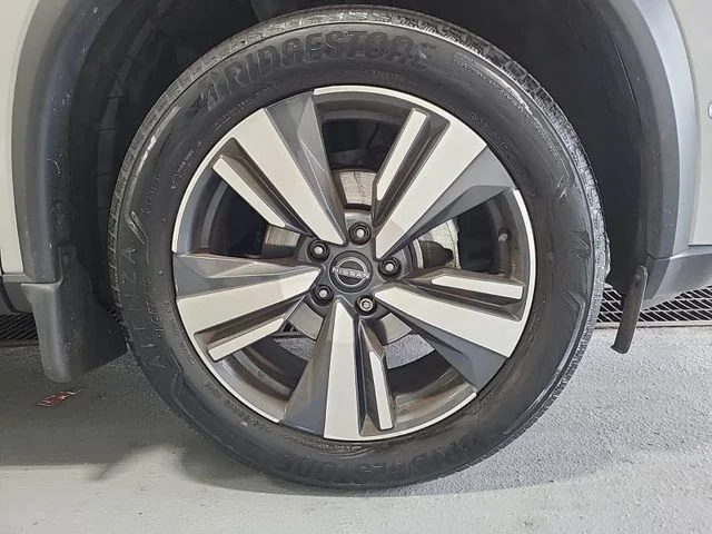 Used 2023 Brilliant Silver Metallic Nissan Platinum image 23