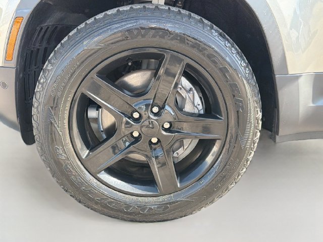 Used 2023  Land Rover SE image 43