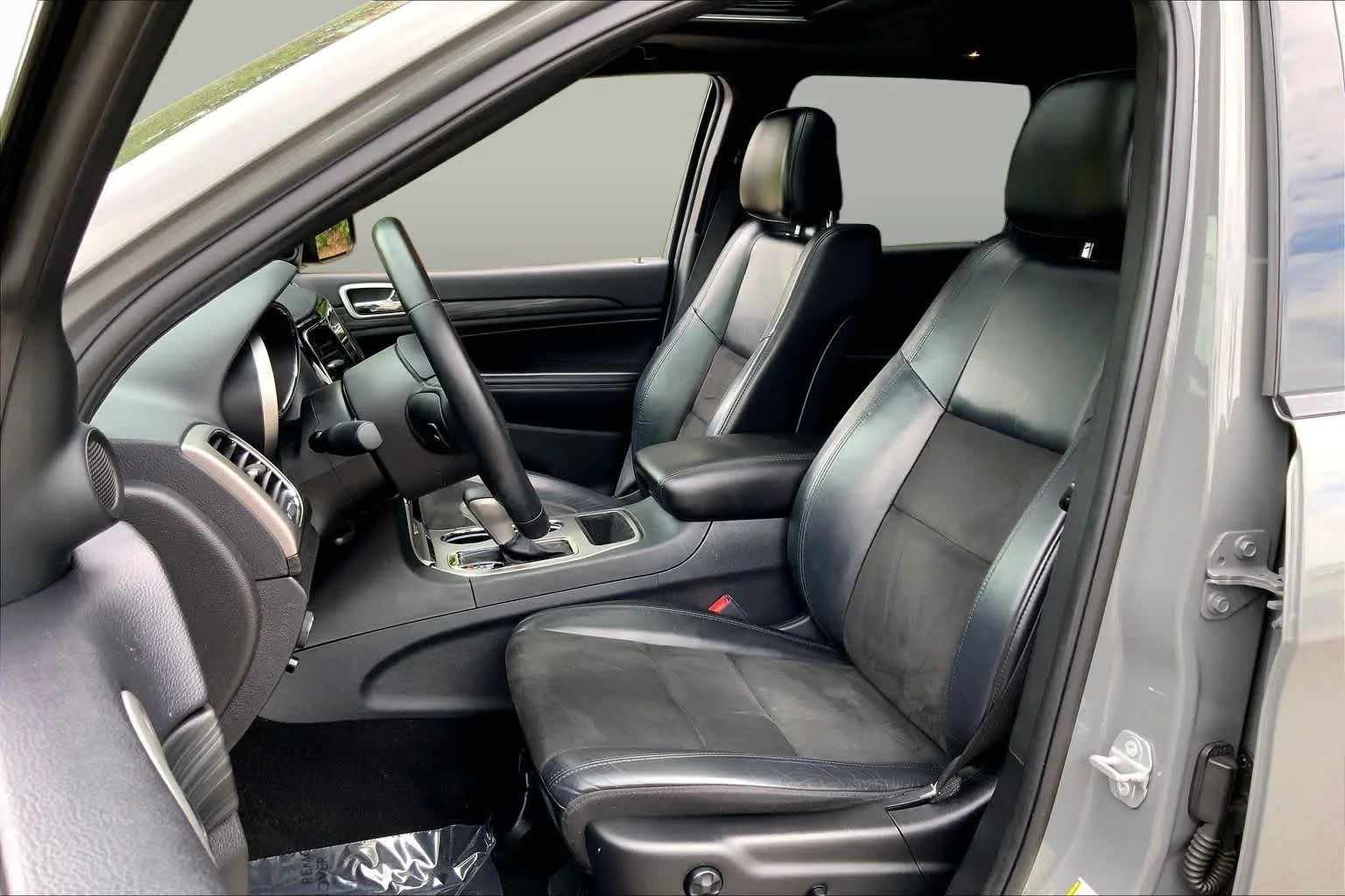 Used 2019 Sting-Gray Clearcoat Jeep Altitude image 9