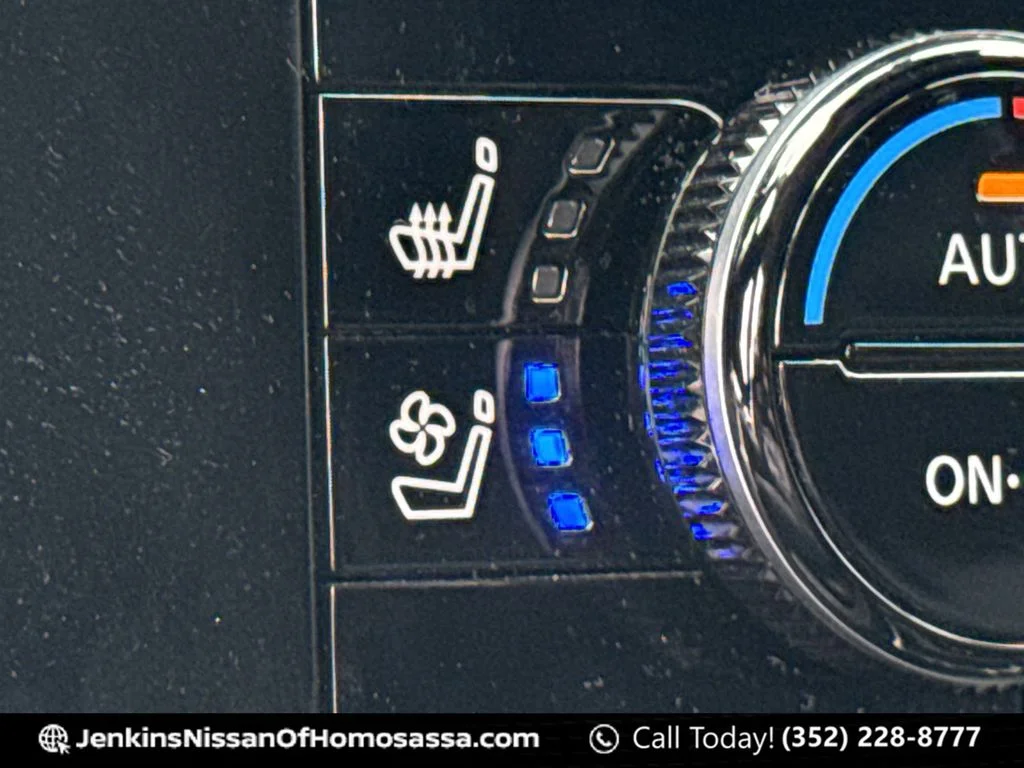 Used 2023 White Nissan Platinum image 39