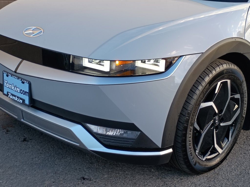 Used 2023 Cyber Gray Hyundai SE image 11