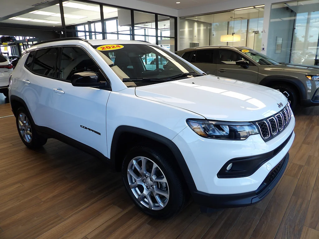 Used 2024 Bright White Clear Coat Jeep Latitude Lux image 3