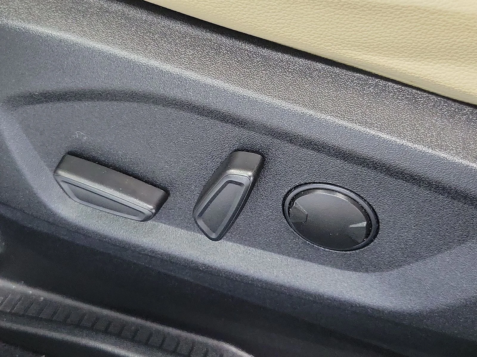 Used 2024 White Ford SEL image 9