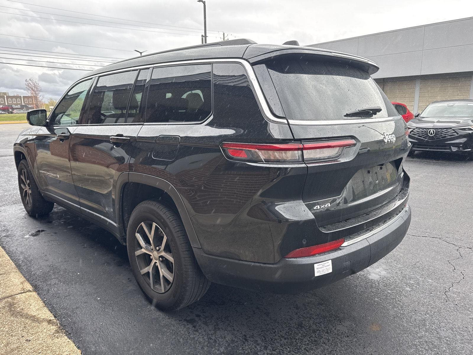 Used 2025 Diamond Black Crystal Pearlcoat Jeep Limited image 4