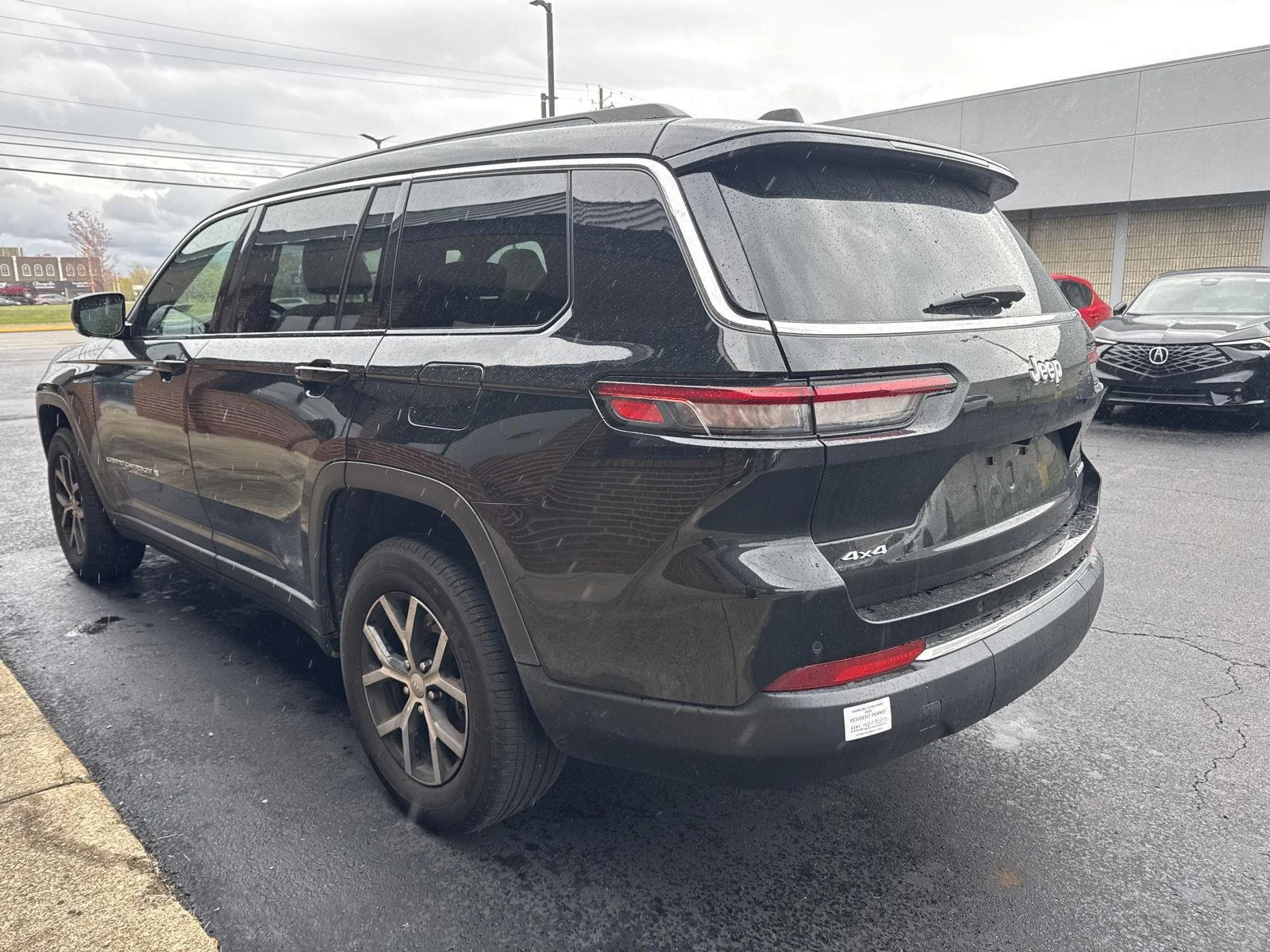 Used 2025 Diamond Black Crystal Pearlcoat Jeep Limited image 4