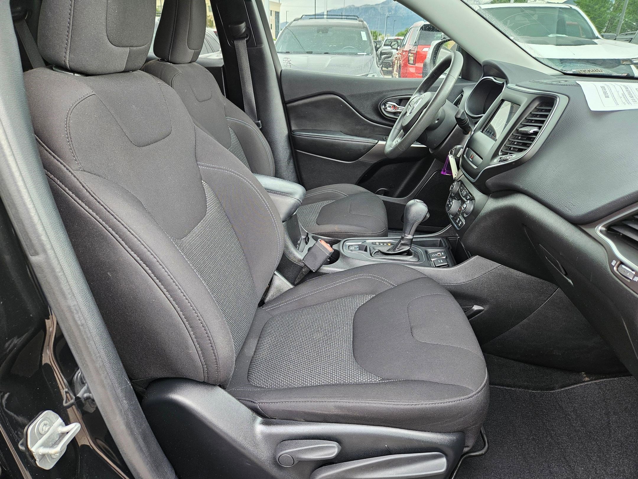 Used 2020 Diamond Black Crystal Pearlcoat Jeep Latitude image 31