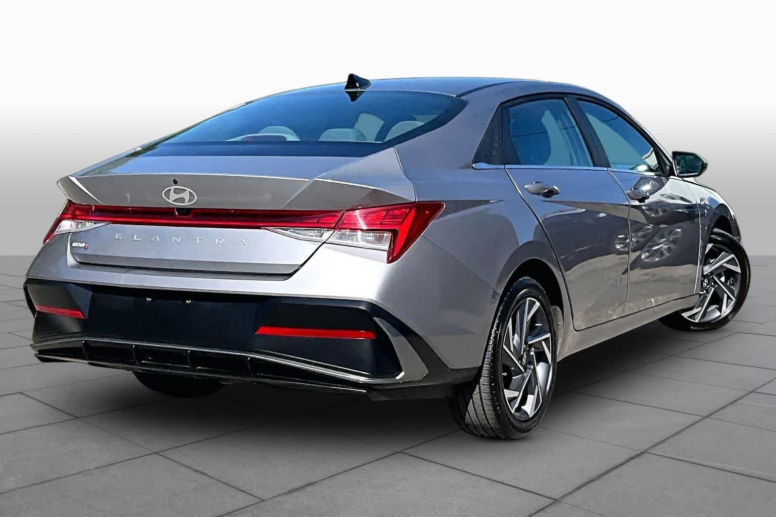 Used 2025 Fluid Metal Hyundai SEL Convenience image 13