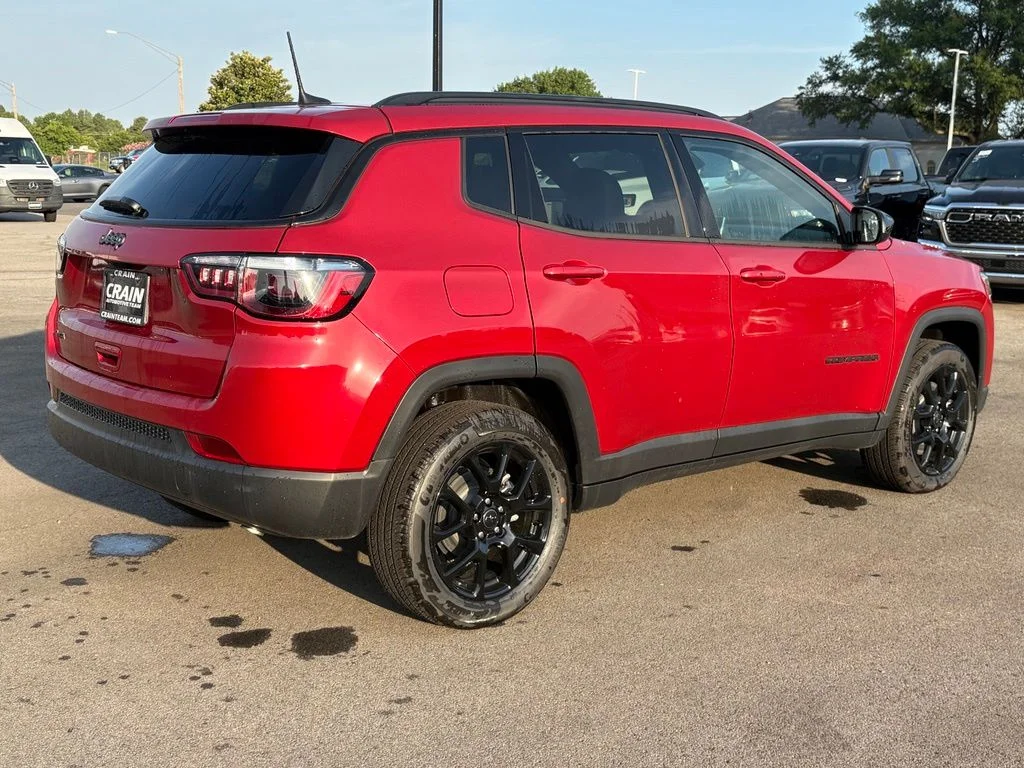 New 2026 Red Hot Pearl-Coat Exterior Paint Jeep Latitude image 8