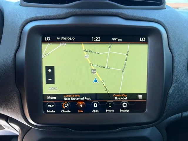 Used 2023  Jeep Latitude image 22