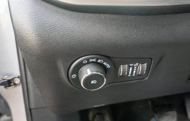 Used 2023 Silver Jeep Latitude image 21