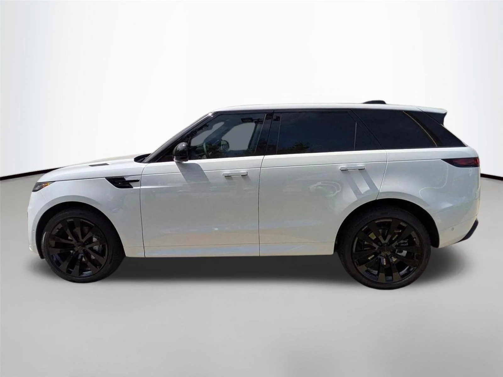 Used 2026 Fuji White Land Rover Dynamic SE image 8