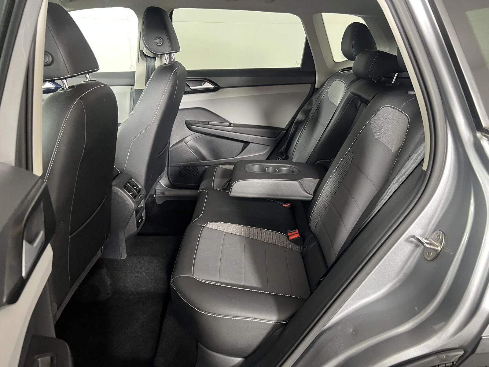 Used 2022 Gy Volkswagen SE image 23