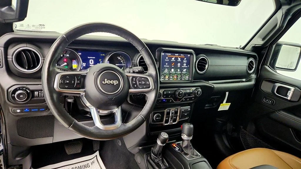 Used 2022 Black Clearcoat Jeep Unlimited Sahara 4x4 w/ Cold Weather, Safety & Adv Safety Groups image 11