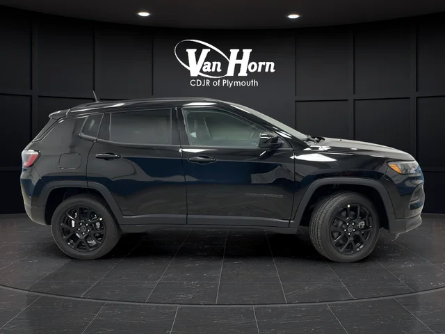 New 2026 Diamond Black Crystal Pearl-Coat Exterior Paint Jeep Latitude image 8