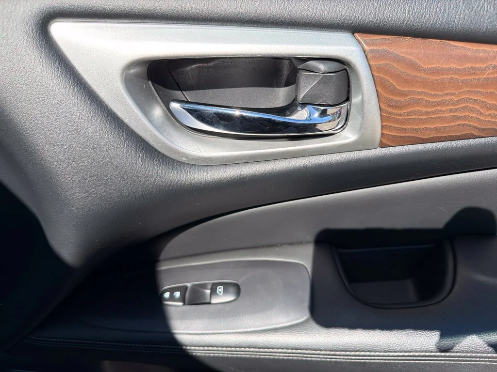 Used 2020 Gray Nissan Platinum image 10