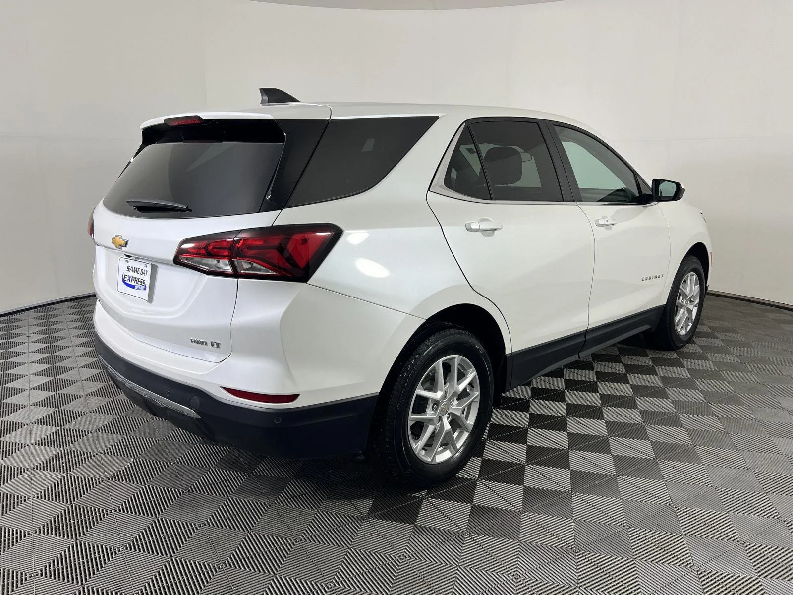 Used 2024 Iridescent Pearl Tricoat Chevrolet LT image 23