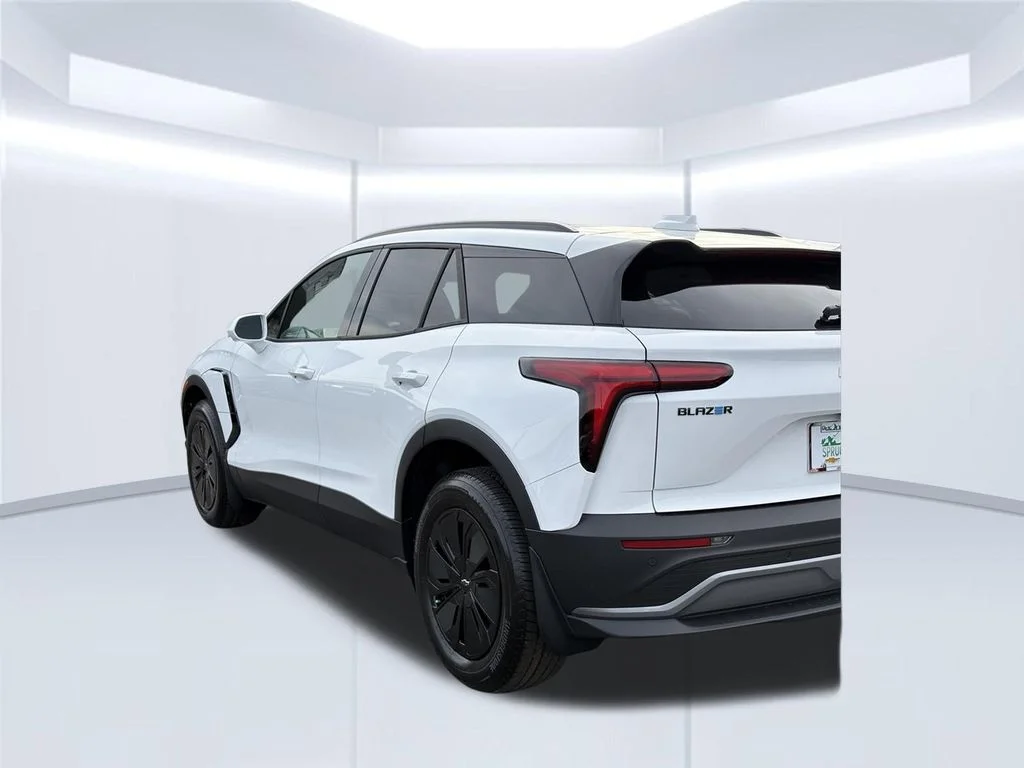 New 2026 White Chevrolet LT image 39