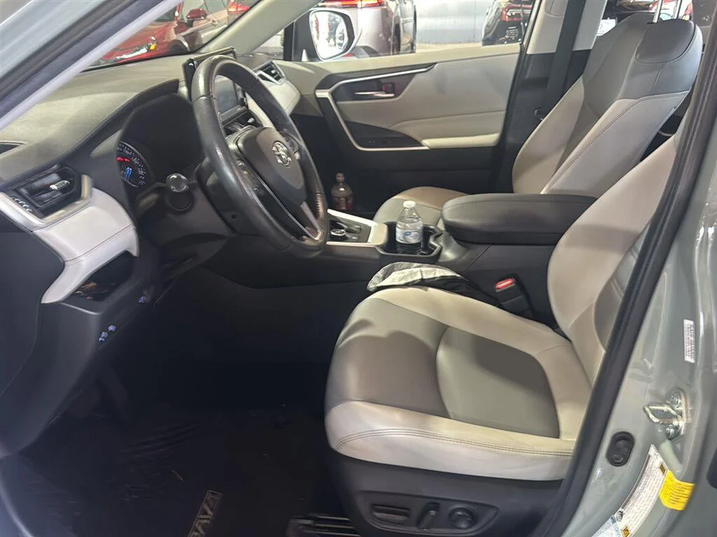 Used 2022 Lunar Rock Toyota XLE Premium image 5