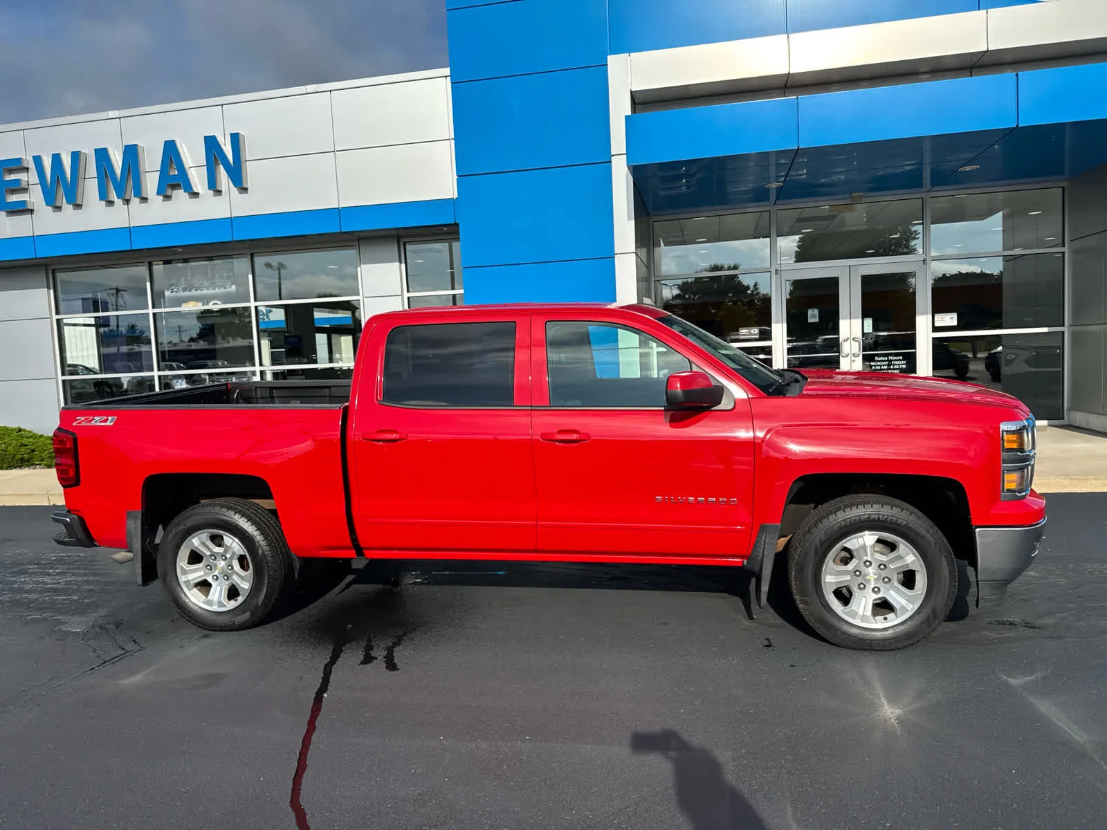 Used 2015 Chevrolet Silverado 1500 LT with VIN 3GCUKREC2FG437764 for sale in Cedarburg, WI