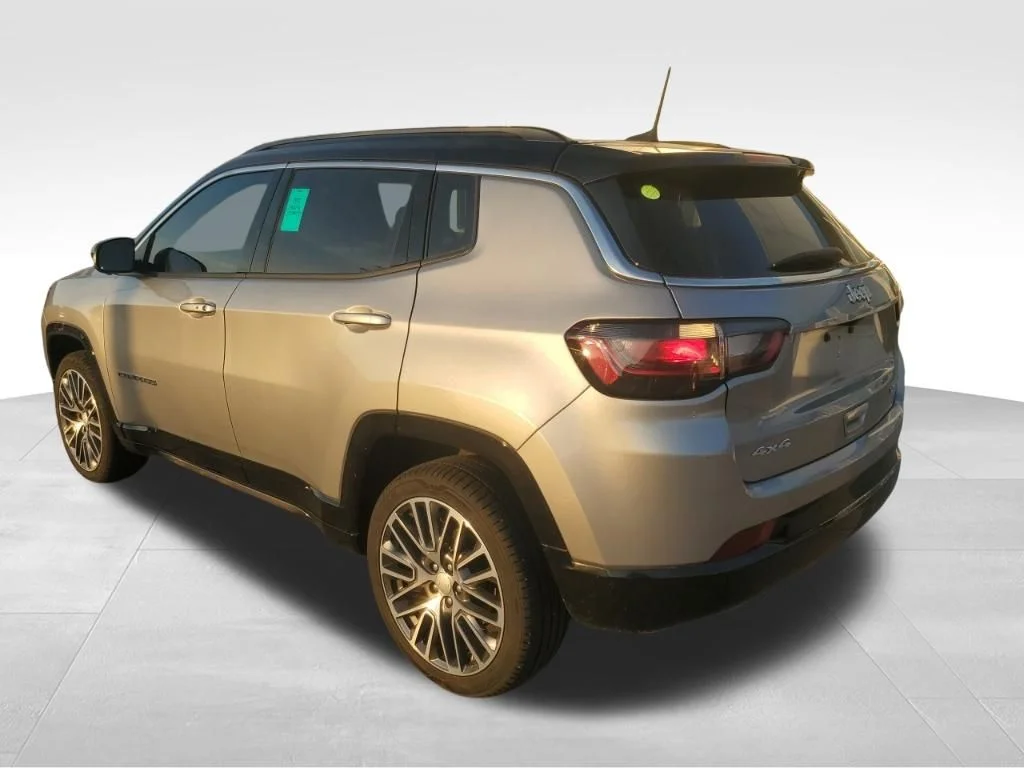 Used 2023 Silver Jeep Limited image 3