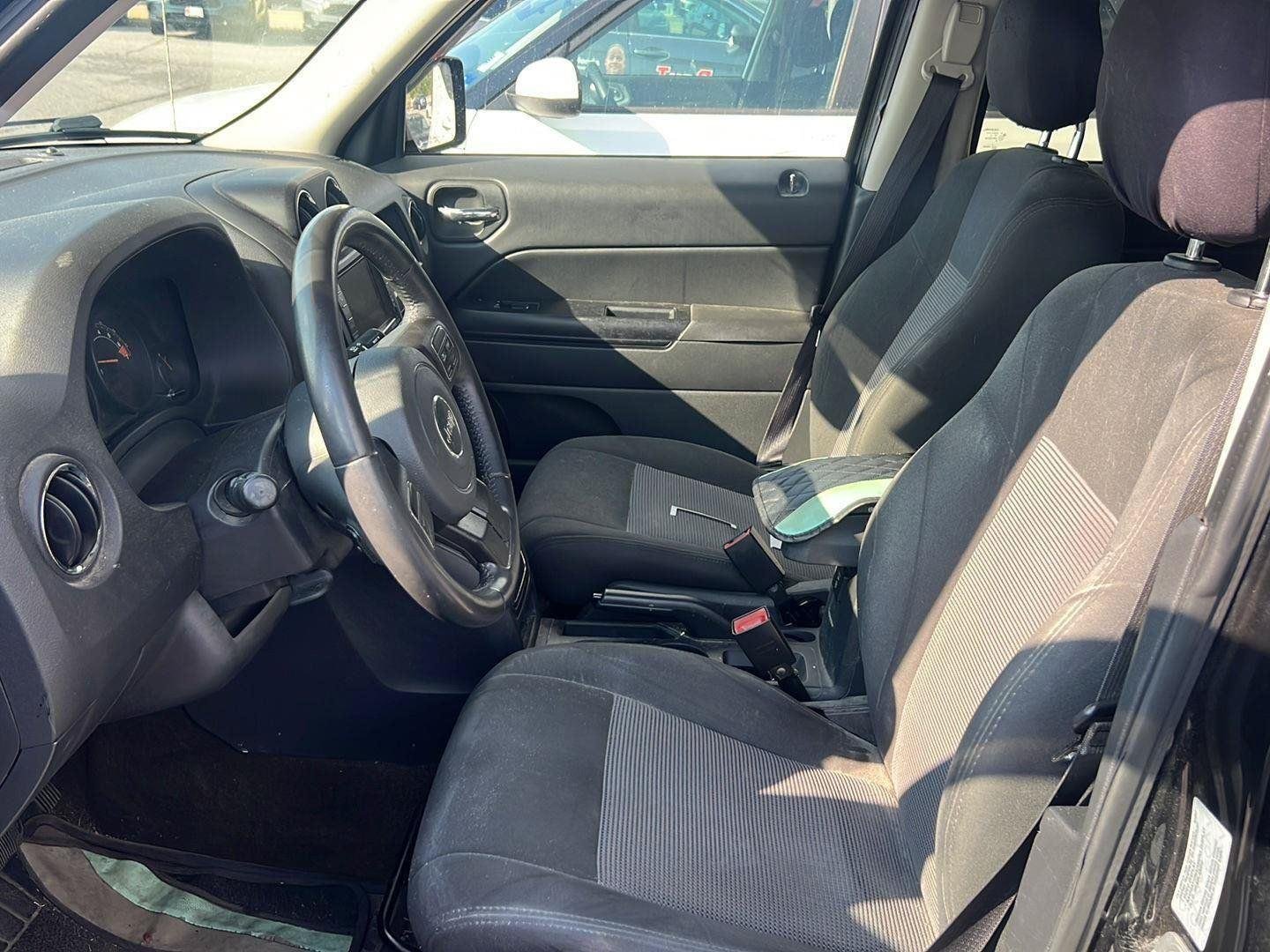 Used 2017 Black Clearcoat Jeep Latitude image 8