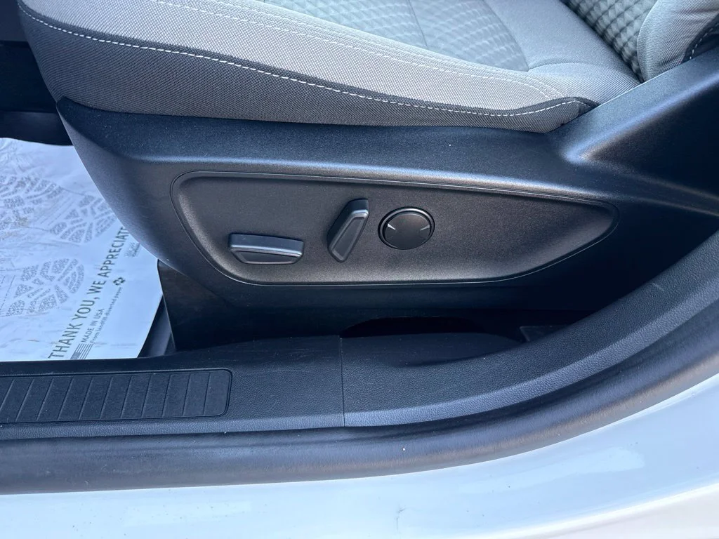 Certified Used 2022 White Metallic Ford SE image 26