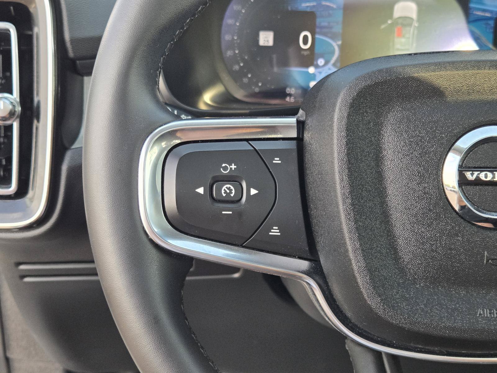 2025 Volvo XC40 Core - Photo 25