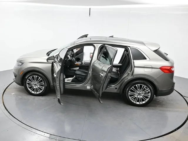 Used 2016 Luxe Metallic Lincoln Reserve image 42