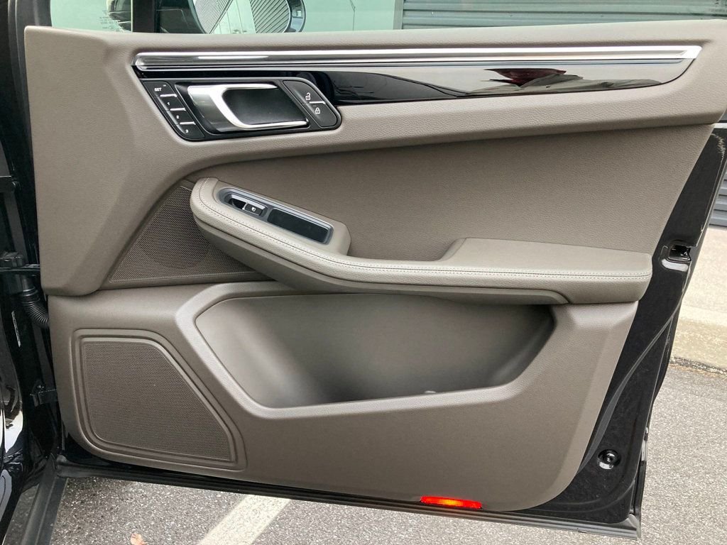 2026 Porsche Macan T - Photo 18