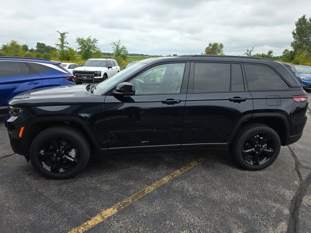 Used 2024 Midnight Sky Jeep Limited image 9